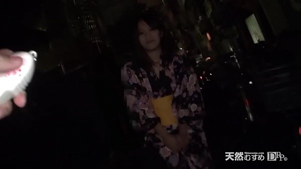 Download Video - 超VIP 飛びっこ散歩 ～夜間の繁華街をおもちゃ遊び～  木村愛理 1