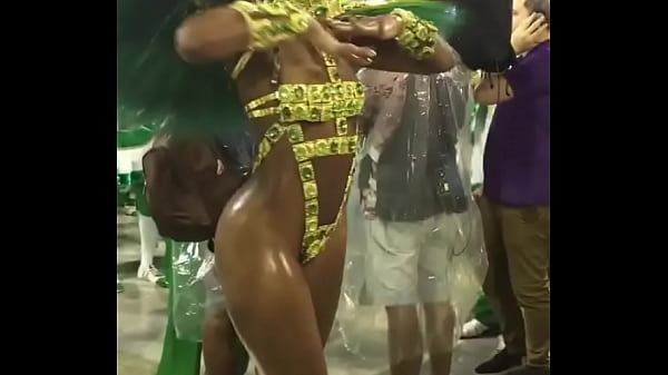 Singer Iza parading at Carnival 2