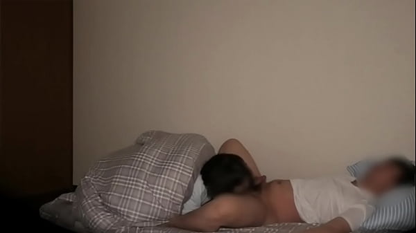 Close and sticky sex with her in the dark futon. They stimulate each other's erogenous zones under the futon.