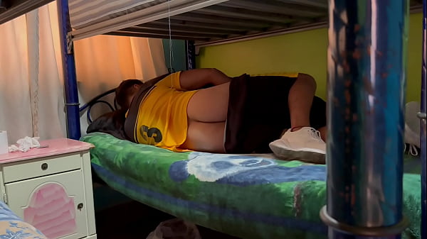 Download Video - Despu&eacute;s del partido de futbol llegu&eacute; a casa y mi novio se estaba cogiendo a un desconocido al darme cuenta me excite y me fui al cuarto a cogerme al desconocido para sacar toda mi leche