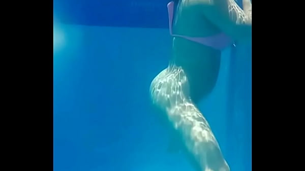 Fucking in the pool with my girlfriend with a happy ending, we fucked very well and she gave me a handjob, I finished and left the milk in the water Part 1