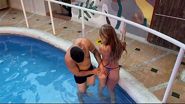 ホテルのプールで出会った筋肉質の見知らぬ男が、今までで最高のセックスをしてくれた!! - モリー・スミス