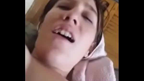 Gritona latina se enfurece con su mano y se manosea