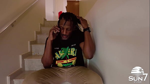 Estava ligando pro meu mano, mas a gostosa apareceu pra dar o seu cuzinho