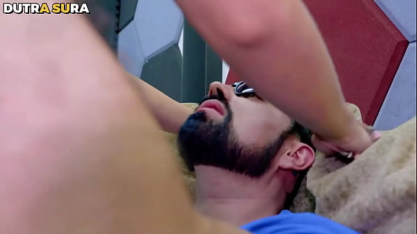 I went to visit my friend and when I got there I saw Frotinha lying on the couch, I couldn't believe it, I had to make a video to send to my cuckold