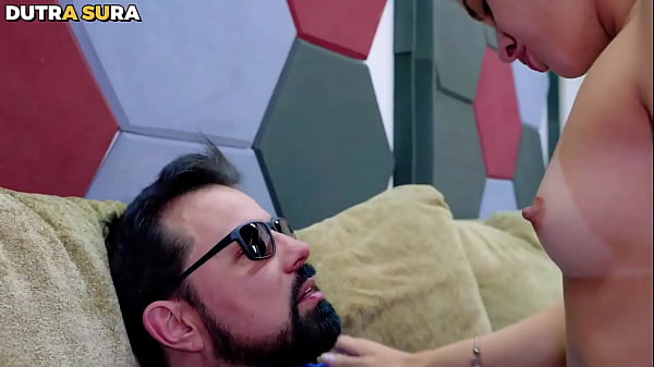 I went to visit my friend and when I got there I saw Frotinha lying on the couch, I couldn't believe it, I had to make a video to send to my cuckold