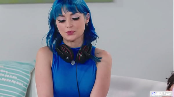 My lesbian girlfriend is a gamer!