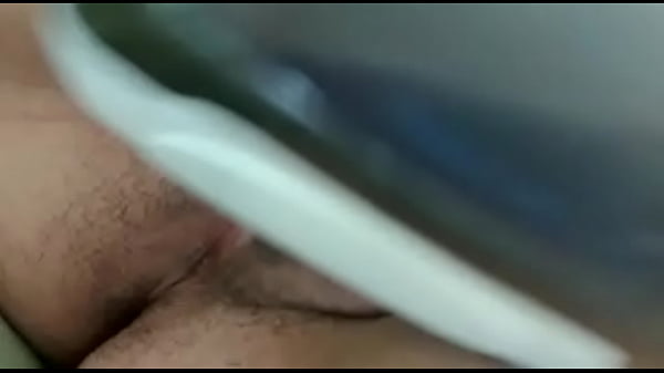 Sarah tocando uma siririca