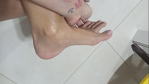 thumb princess foot