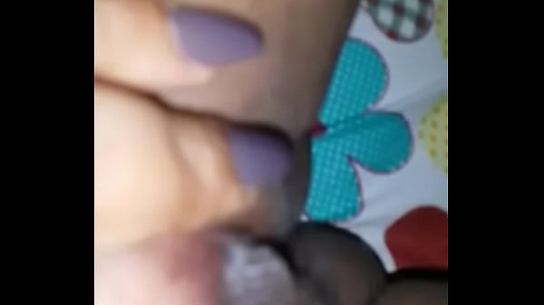 thumb her straw