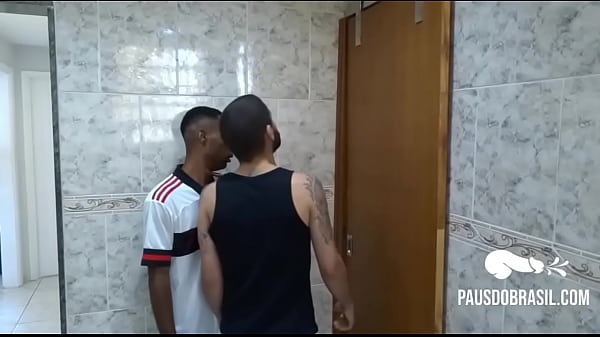 Download Video - Peguei o H&eacute;tero faz tudo do condom&iacute;nio