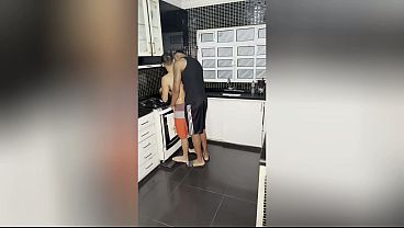 Twink branquinho levando rola do dotado na cozinha - White twink taking cock from the gifted in the kitchen