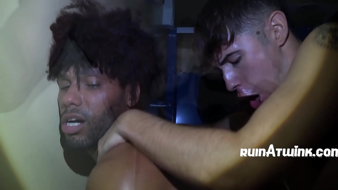 Guapo ejecutivo negro se convierte en pasivo de orgía improvisada después de terminar una llamada con su novia desprevenida
                      anal black rough tattoo group extreme twink bareback black group sex black bottom hardcore gay ebony bottom gang fuck muchos negros
