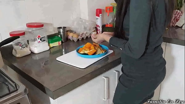 Download Video - Mi Suegro me Follo en la Cocina cuando mi Marido Salio a Trabajar Ntr Jav