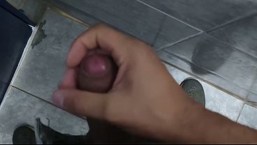 Corno gozando no banheiro do trabalho