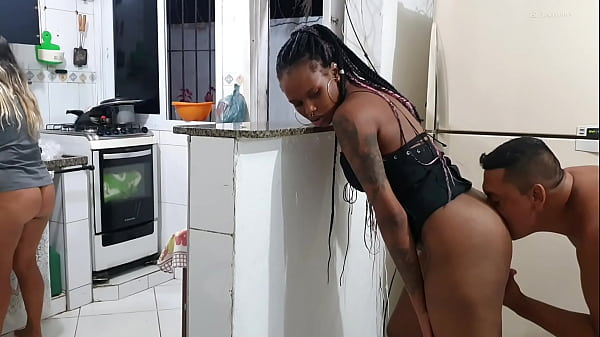 Download Video - Morando com o inimigo &excl;&excl;&excl; Fodi gostoso a melhor amiga da minha esposa na cozinha e a corna nem percebeu&period;  Paty Bumbum