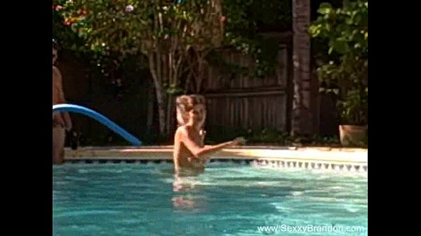 Amateurs Fucking In The Pool
