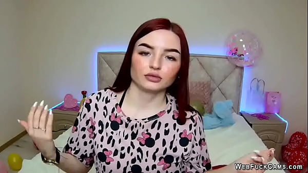 Vörös hajú amatőr csaj levetti a pizsamáját és mutatja a tetkóit webkamerán