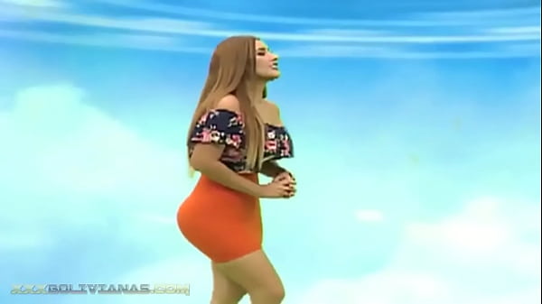 femme sexy et chaude aux gros seins est un mod&egrave;le &agrave; succ&egrave;s