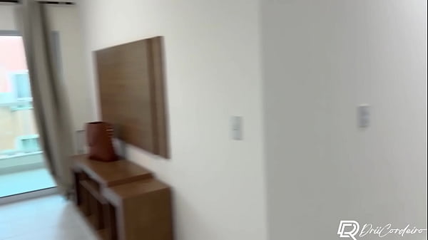 Download Video - Corretora safado fode com futuro inquilino em pleno dia com os vizinhos olhando