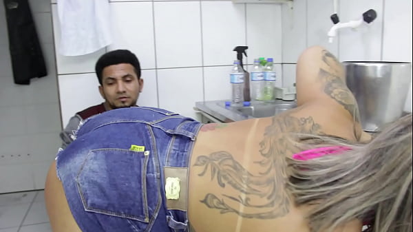 The cocky plumber stuck the pipe in the ass of the naughty rabetão. Victoria Dias and Mr Rola