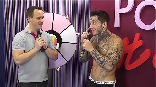 Download Video - &num;TBTPapoMix - Andr&eacute; Ferraz tira a roupa e mostra seu lado sacana - Parte 2 - Exibido em setembro de 2015 - Nosso WhatsApp &lpar;11&rpar;94779-1519