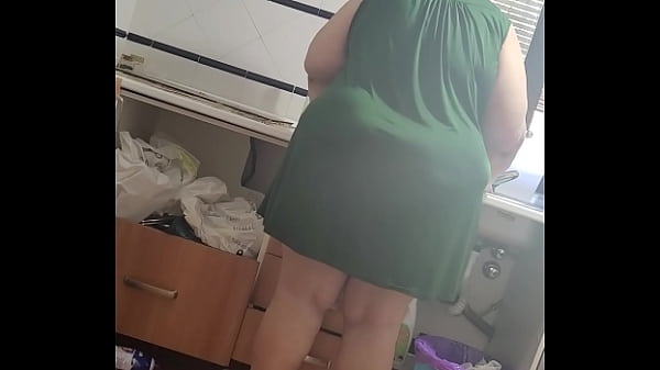 Download Video - Coolmarina&period; Madura se siente muy puta y para las labores dom&eacute;sticas para follar un rato