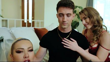 レズビアンのルームメイトたちがセックスしているところを目撃し、彼女たちは私を誘って一緒に参加させた。