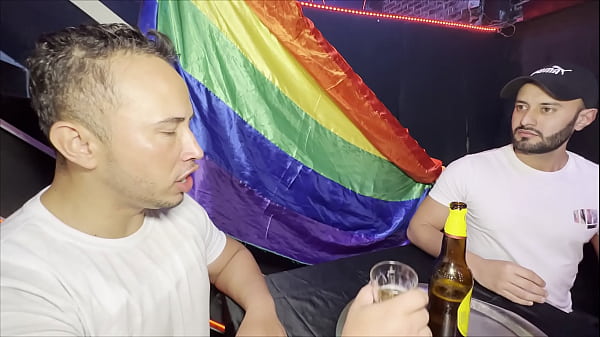 Tres amigos na balada e fizeram a loucura tranzando ao vivo