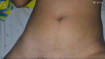 私の義理の妹は排卵期で、体を触られるのを許している
