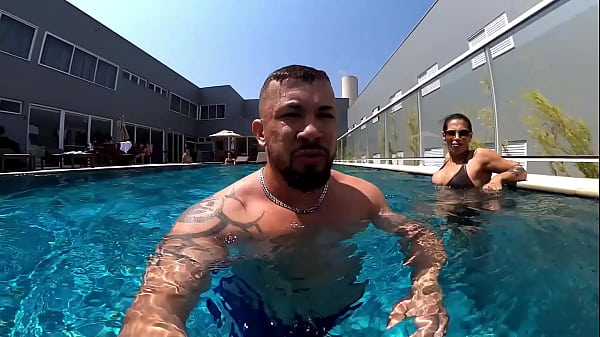 Download Video - Mulher casada faz sexo com funcion&aacute;rio desconhecido na piscina