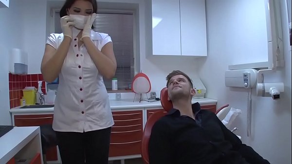 A young dentist, to give her pussy, to avoid the complaint of the customer to his boss.