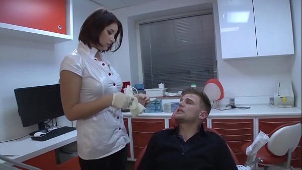 Download Video - une jeune dentiste o&period; de donner sa chatte pour eviter la plainte du client a son patron