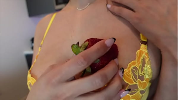 A morena chamou uma amiga para uma festinha e enquanto ela se arrumava..