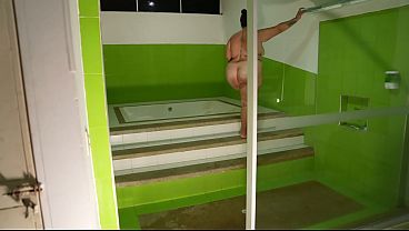 mi vecino entra ami casa y esto paso en la ducha