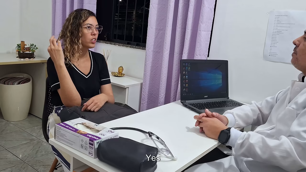 Examen médico abdominal realizado por un médico general.