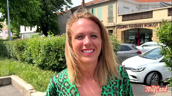 Download Video - Julie&comma; blonde coquine&comma; r&eacute;alise l'une de ses envies Part 1