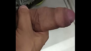 Punheta bem gostosa do corninho no banheiro