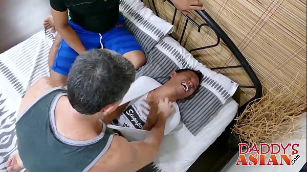 Download Video - Amazing anal threesome with two young twinks and a mature guy