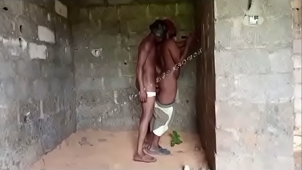 La salida del domingo terminó en un edificio en construcción con mi amigo gordo.
                    gay muchos negros