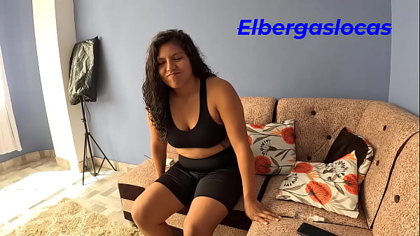 Download Video - Fui a pedirle a mi vecina una tacita de azucar&comma; pero me termino dando una tacita de viagra&comma; me ayudo con mi dura polla con su boca y apretada vagina