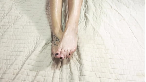 Lara De Santis - homemade footjob with cum on the feet