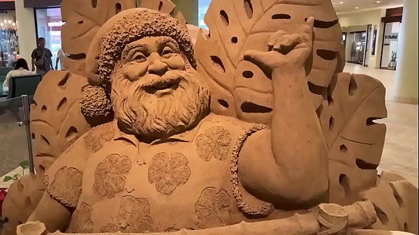 With few gentlemen callers, KaLā and I went for a stroll in Waikiki to see the Christmas decorations.