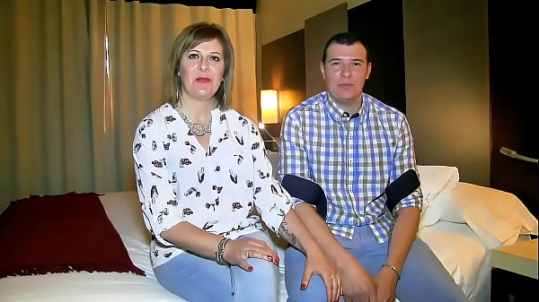 Download Video - Es un Madurita Muy Deseable y lo Hacen por Morbo