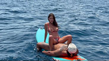 外洋の船上で行われたパーティーで、外国人売春婦とセックスした。