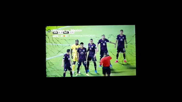 Futbolista de Jamaica mostrando piernas