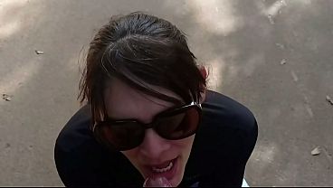 Download Video - Casada pagando boquete no meio da rua durante o dia para desconhecido