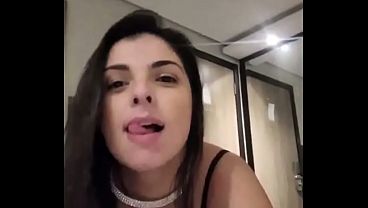 私は息子のブラジル人の既婚教師を家に連れて行った。その尻軽女はびしょ濡れで、夫を裏切って浮気をしていた。