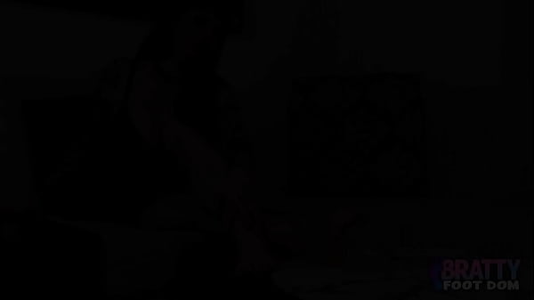 BRATTY FOOT DOM Maya Sinstress lets you suck her toes as deep as you can