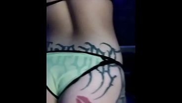 Download Video - Caliente chica tatuada se masturba con su dildo en la concha&comma; gran culo hasta el orgasmo